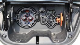 Nissan Leaf Hatchback 5d 109KM - galeria redakcyjna (2) - gniazdo ładowania w pasie przednim