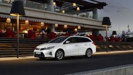 Toyota Auris II Hybrid Touring Sports (2013) - lewy bok
