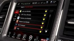 Dodge Challenger SRT Hellcat (2015) - ekran systemu multimedialnego