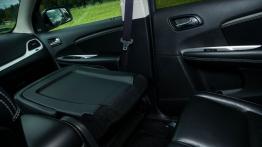 Fiat Freemont 3.6 V6 280KM - galeria redakcyjna - fotel pasażera złożony - widok z tyłu