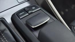 Lexus IS III Sedan 300h 223KM - galeria redakcyjna - panel sterowania na tunelu środkowym