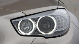 BMW Gran Turismo - lewy przedni reflektor - włączony