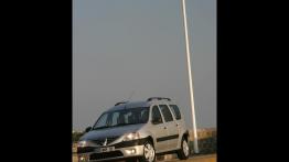 Dacia Logan MCV - przód - reflektory włączone
