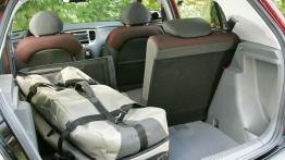 Kia Rio 2005 - tylna kanapa złożona, widok z bagażnika
