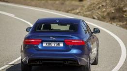 Jaguar XE 2.5t R-Sport Bluefire (2015) - widok z tyłu