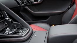 Jaguar F-Type AWD R Roadster (2016) - tunel środkowy między fotelami