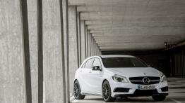 Mercedes A45 AMG (2013) - widok z przodu