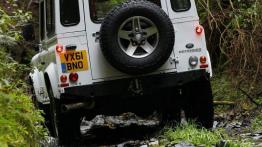 Land Rover Defender 2012 - widok z tyłu