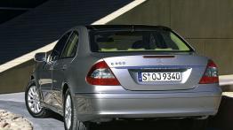 Mercedes Klasa E 2006 - widok z tyłu