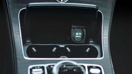 Mercedes-Benz Klasa C 300h - galeria redakcyjna - gniazda w konsoli ?rodkowej