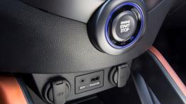 Hyundai Veloster Turbo 2016 - gniazda multimedialne w konsoli środkowej