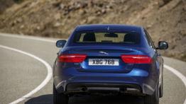 Jaguar XE 2.5t R-Sport Bluefire (2015) - widok z tyłu