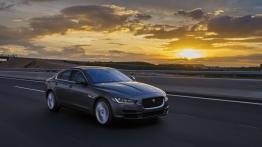 Jaguar XE 2.0d Ammonite Grey (2015) - prawy bok