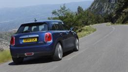 Mini Cooper D 2014 - wersja 5-drzwiowa - widok z tyłu