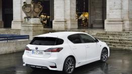 Lexus CT 200h Facelifting (2014) - widok z tyłu