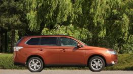 Mitsubishi Outlander III - prawy bok