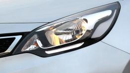 Kia Rio sedan 2012 - lewy przedni reflektor - włączony