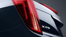 Cadillac XTS - lewy tylny reflektor - włączony