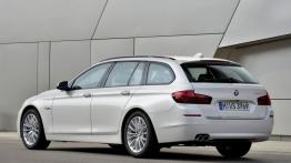 BMW serii 5 F11 520d Touring (2015) - widok z tyłu