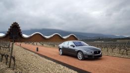 Jaguar XE 2.0d Ammonite Grey (2015) - prawy bok
