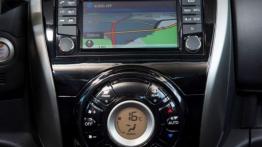 Nissan Micra K13 Facelifting (2013) - konsola środkowa