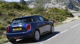 Mini Cooper D 2014 - wersja 5-drzwiowa - widok z tyłu
