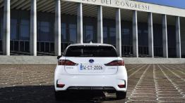 Lexus CT 200h Facelifting (2014) - widok z tyłu