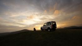 Land Rover Defender 2012 - widok z tyłu