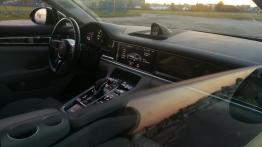 Porsche Panamera E-Hybrid Sport Turismo - galeria redakcyjna - widok ogólny wn?trza z przodu