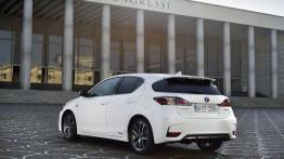 Lexus CT 200h Facelifting (2014) - widok z tyłu