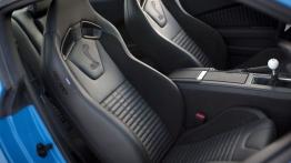 Ford Mustang Shelby GT500 Coupe 2013 - widok ogólny wnętrza z przodu