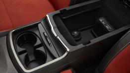 Dodge Charger SRT Hellcat (2015) - tunel środkowy między fotelami