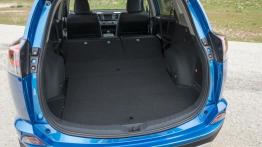 Toyota RAV4 IV Facelifting Hybrid (2016) - tylna kanapa złożona, widok z bagażnika