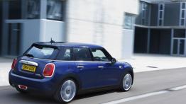Mini Cooper D 2014 - wersja 5-drzwiowa - widok z tyłu