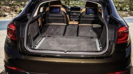 BMW X6 II xDrive50i (2015) - tylna kanapa złożona, widok z bagażnika