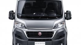Fiat Ducato III Facelifting Furgon (2014) - przód - reflektory włączone