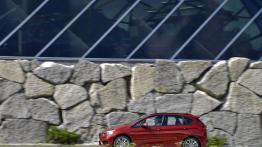 BMW 218d Active Tourer (2014) - lewy bok