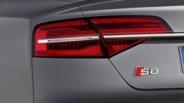 Audi S8 Facelifting (2014) - lewy tylny reflektor - wyłączony