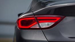 Chrysler 200C (2015) - lewy tylny reflektor - włączony