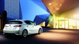 Lexus CT 200h Facelifting (2014) - tył - reflektory włączone