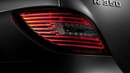 Mercedes klasy R 2011 - lewy tylny reflektor - włączony