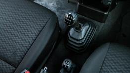 Suzuki Jimny 1.5 102 KM - galeria redakcyjna - dźwignia zmiany biegów