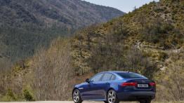Jaguar XE 2.5t R-Sport Bluefire (2015) - widok z tyłu