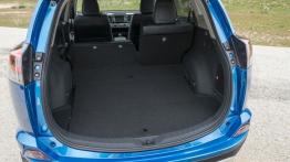 Toyota RAV4 IV Facelifting Hybrid (2016) - tylna kanapa złożona, widok z bagażnika