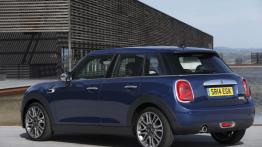 Mini Cooper D 2014 - wersja 5-drzwiowa - widok z tyłu