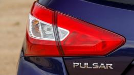 Nissan Pulsar (2014) - lewy tylny reflektor - wyłączony