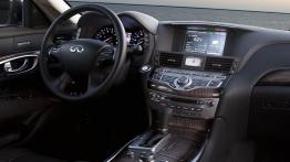 Infiniti M 2010 - kokpit