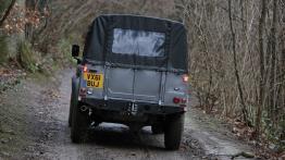 Land Rover Defender 2012 - widok z tyłu