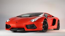 Lamborghini Aventador LP700-4 - przód - reflektory włączone