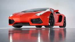 Lamborghini Aventador LP700-4 - przód - reflektory włączone